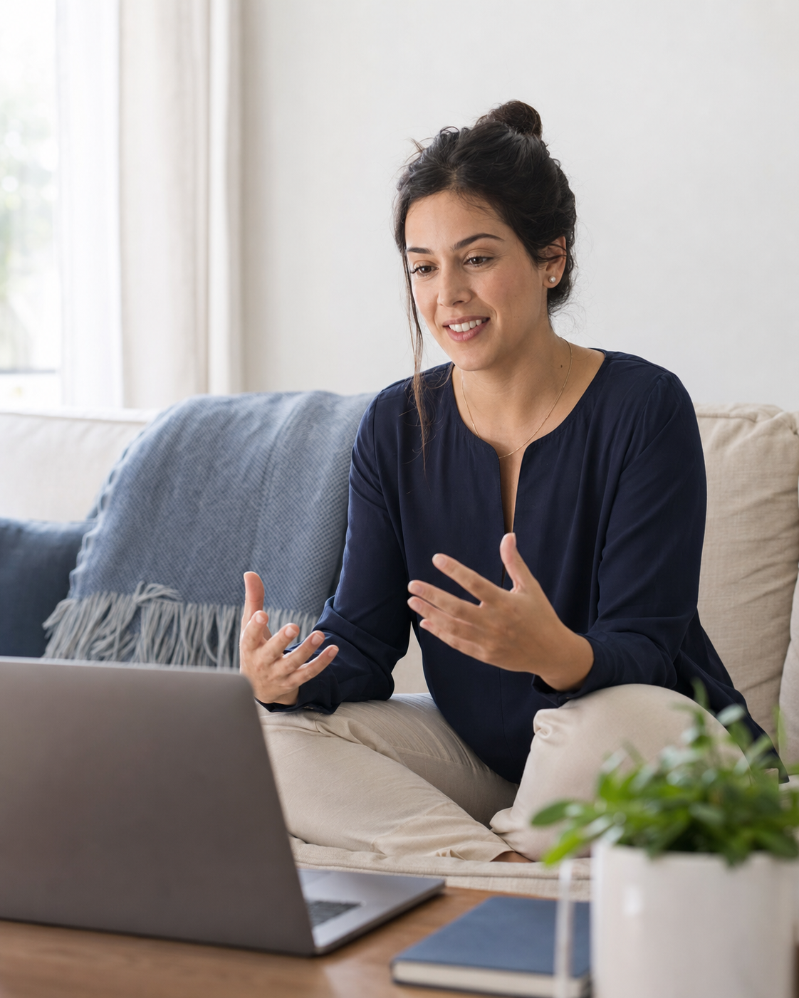 Pessoa em sessão de terapia online no conforto de casa